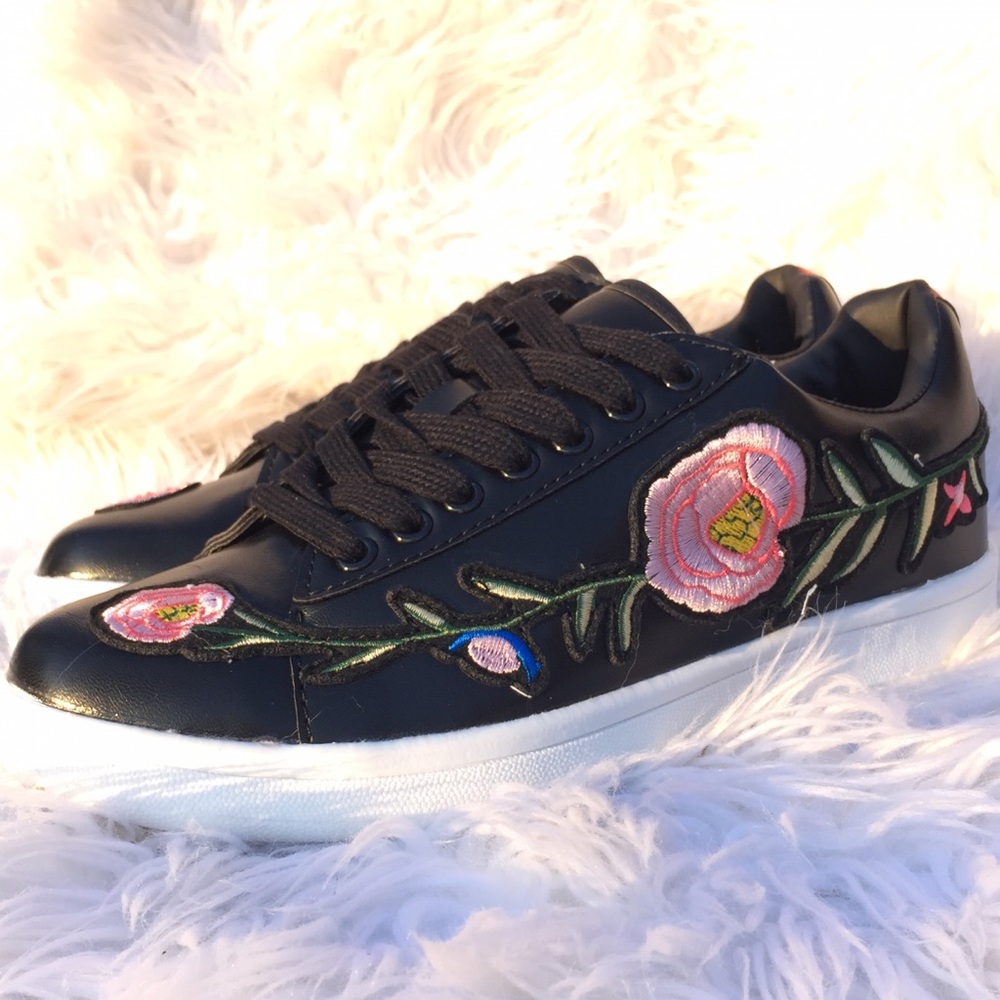 〰️Trendy Boutique Sneakers〰️